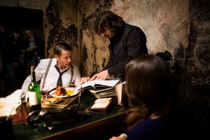 Behind the Scenes: Regisseur Adolfo Kolmerer und Bruno Eyron am Set von "Schneeflöckchen"