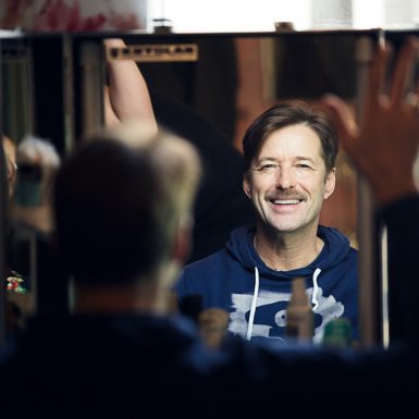 Bruno Eyron in der Maske bei "Das letzte Mahl"