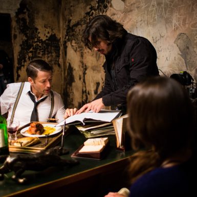 Behind the Scenes: Regisseur Adolfo Kolmerer und Bruno Eyron am Set von "Schneeflöckchen"
